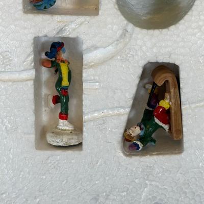 LOT 34K: Animated Singing Dog Trio, Very Merry Mice & Winter Village Ski Slope & Skating Pond