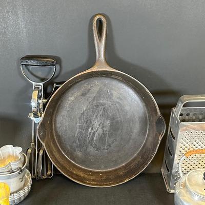 LOT 35K: Vintage Kitchen Essentials!