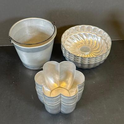 LOT 35K: Vintage Kitchen Essentials!