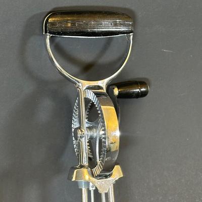 LOT 35K: Vintage Kitchen Essentials!