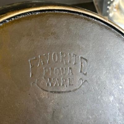 LOT 35K: Vintage Kitchen Essentials!