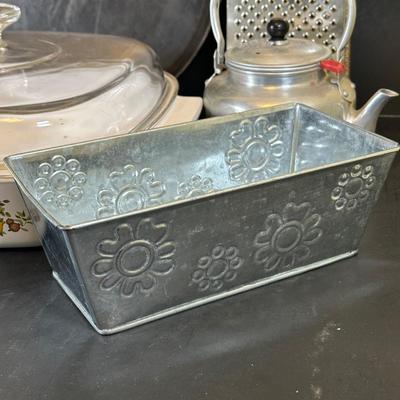LOT 35K: Vintage Kitchen Essentials!