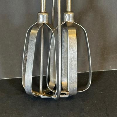 LOT 35K: Vintage Kitchen Essentials!