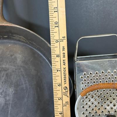 LOT 35K: Vintage Kitchen Essentials!