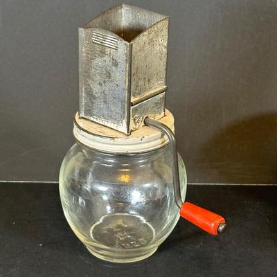 LOT 35K: Vintage Kitchen Essentials!