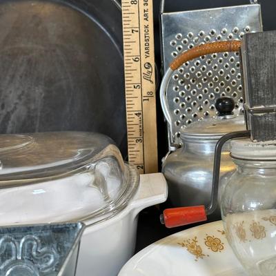 LOT 35K: Vintage Kitchen Essentials!