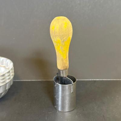 LOT 35K: Vintage Kitchen Essentials!