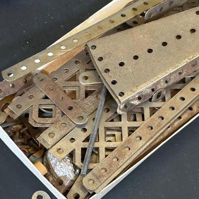 LOT 36K: Vintage Children’s Toys, Erector Toy Kit Parts & More