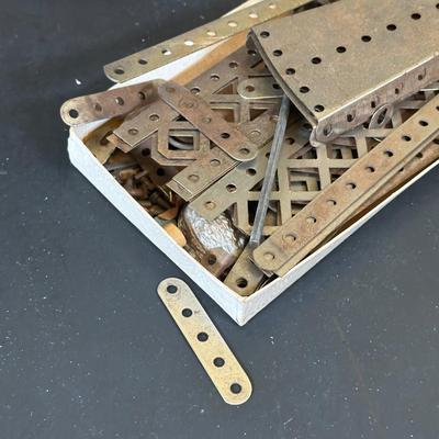 LOT 36K: Vintage Children’s Toys, Erector Toy Kit Parts & More