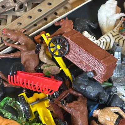 LOT 36K: Vintage Children’s Toys, Erector Toy Kit Parts & More