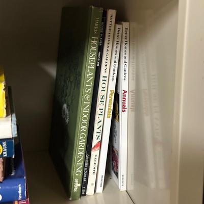 LOT 39B: Vintage Books About Antiques & Collectibles - American Blown Glass, Costume/Fashion & More