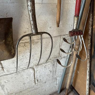 LOT 41S: Home/Garden Tool Collection