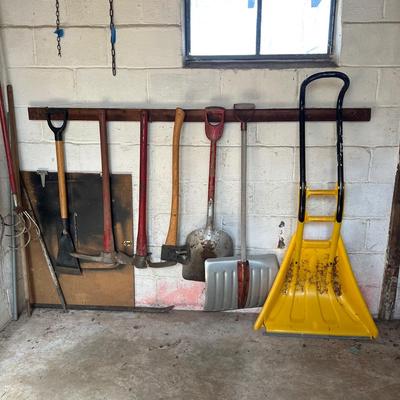 LOT 41S: Home/Garden Tool Collection