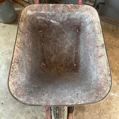 LOT 43S: Wheelbarrow & Scotts Accugreen 1000