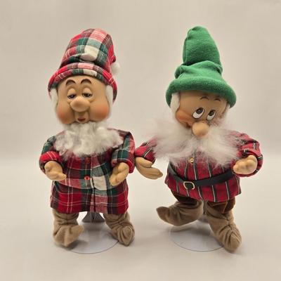 LOT 109K: Hiiii HOOOOO!!! Snow White and the Seven Dwarfs Dressed in Their Christmas Best. All with COA and Original Boxes