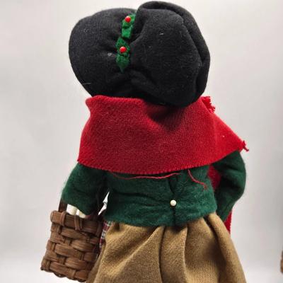 LOT 115K: Byer's Choice Ltd. Carolers