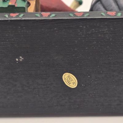 LOT 126K: Assorted Santa Claus Figures