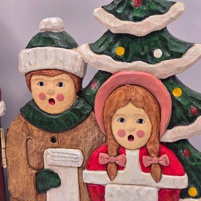 LOT:: Caroler 3 Part Screen, Dept 56 Christmas Tree, Brinn's Ceramic Carolers, Dept. 56 Mr. and Mrs. Claus, and More