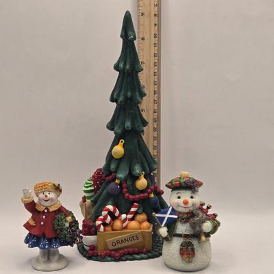 LOT:: Caroler 3 Part Screen, Dept 56 Christmas Tree, Brinn's Ceramic Carolers, Dept. 56 Mr. and Mrs. Claus, and More
