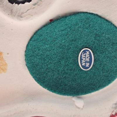 LOT:: Caroler 3 Part Screen, Dept 56 Christmas Tree, Brinn's Ceramic Carolers, Dept. 56 Mr. and Mrs. Claus, and More