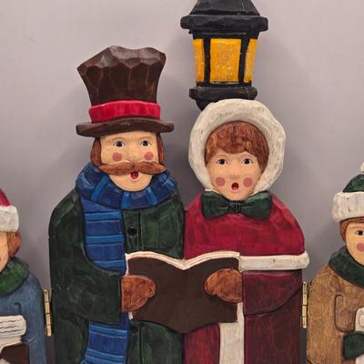LOT:: Caroler 3 Part Screen, Dept 56 Christmas Tree, Brinn's Ceramic Carolers, Dept. 56 Mr. and Mrs. Claus, and More