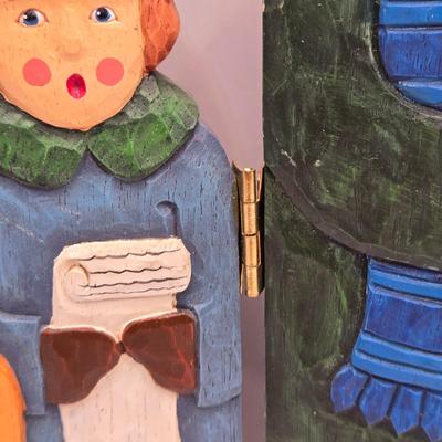 LOT:: Caroler 3 Part Screen, Dept 56 Christmas Tree, Brinn's Ceramic Carolers, Dept. 56 Mr. and Mrs. Claus, and More