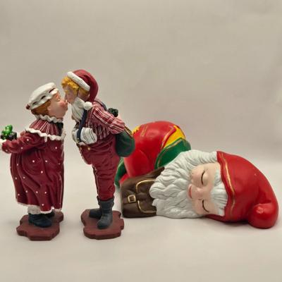 LOT:: Caroler 3 Part Screen, Dept 56 Christmas Tree, Brinn's Ceramic Carolers, Dept. 56 Mr. and Mrs. Claus, and More