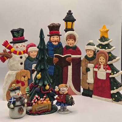 LOT:: Caroler 3 Part Screen, Dept 56 Christmas Tree, Brinn's Ceramic Carolers, Dept. 56 Mr. and Mrs. Claus, and More