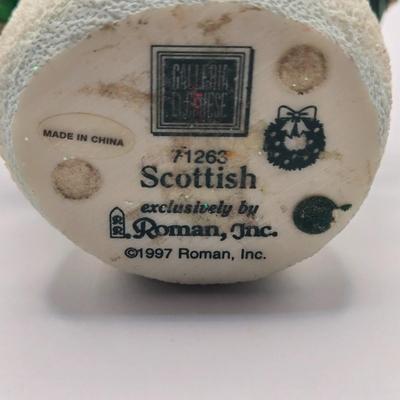 LOT:: Caroler 3 Part Screen, Dept 56 Christmas Tree, Brinn's Ceramic Carolers, Dept. 56 Mr. and Mrs. Claus, and More