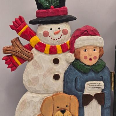 LOT:: Caroler 3 Part Screen, Dept 56 Christmas Tree, Brinn's Ceramic Carolers, Dept. 56 Mr. and Mrs. Claus, and More