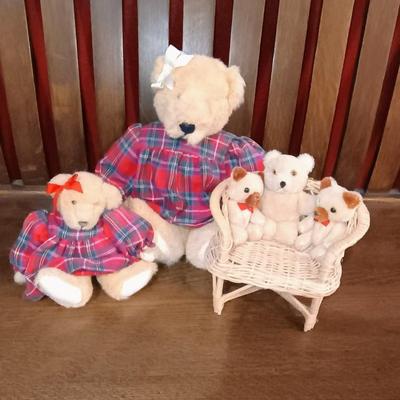 2 NORTH AMERICAN BEARS AND 3 TINY BEARS ON A BENCH