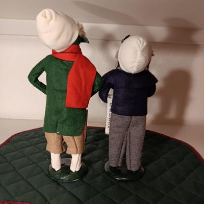 2 BYERS' CHOICE "THE CAROLERS"