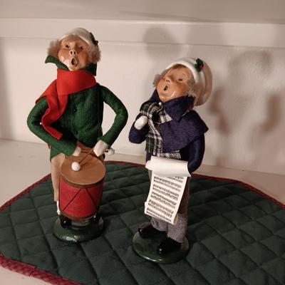 2 BYERS' CHOICE "THE CAROLERS"