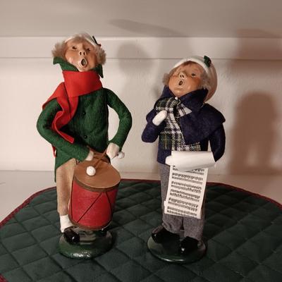 2 BYERS' CHOICE "THE CAROLERS"