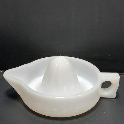 Vintage | Handled White -Milk Glass SUNKIST marked Orange Citrus Juicer / reamer