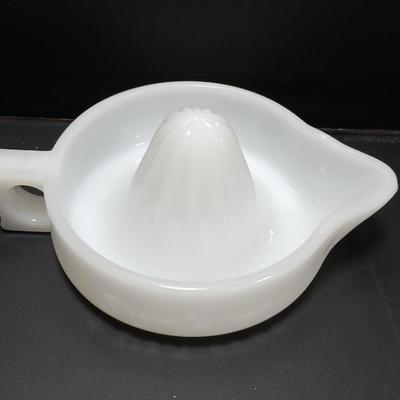 Vintage | Handled White -Milk Glass SUNKIST marked Orange Citrus Juicer / reamer