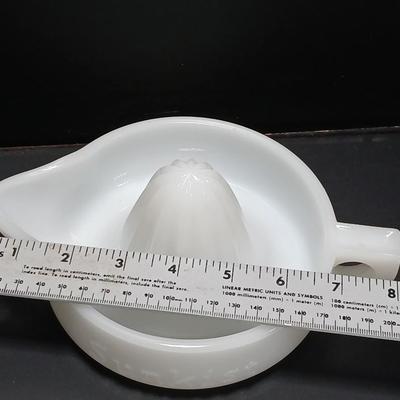 Vintage | Handled White -Milk Glass SUNKIST marked Orange Citrus Juicer / reamer