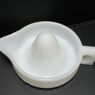 Vintage | Handled White -Milk Glass SUNKIST marked Orange Citrus Juicer / reamer