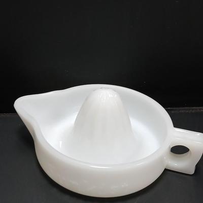 Vintage | Handled White -Milk Glass SUNKIST marked Orange Citrus Juicer / reamer