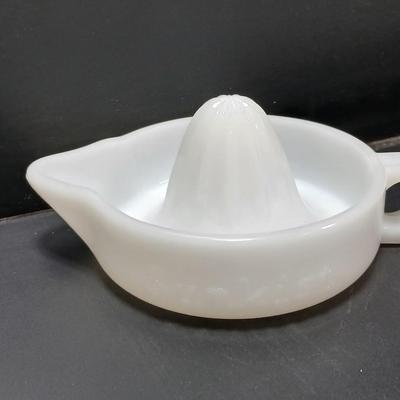Vintage | Handled White -Milk Glass SUNKIST marked Orange Citrus Juicer / reamer