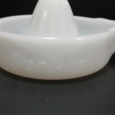 Vintage | Handled White -Milk Glass SUNKIST marked Orange Citrus Juicer / reamer