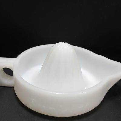 Vintage | Handled White -Milk Glass SUNKIST marked Orange Citrus Juicer / reamer