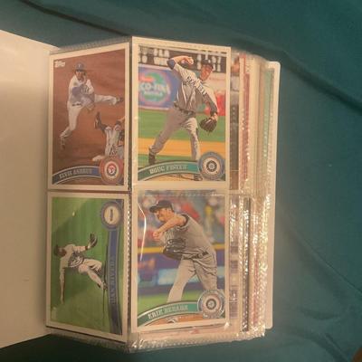 Binder Stuffed With 400 MLB Baseball Cards