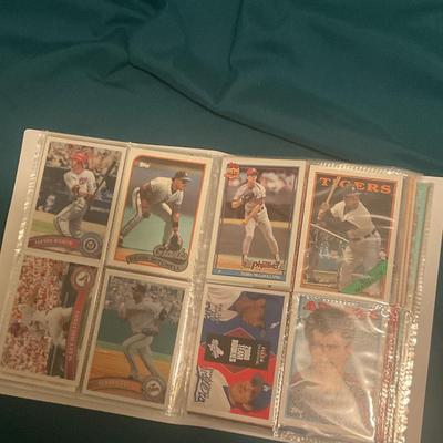 Binder Stuffed With 400 MLB Baseball Cards