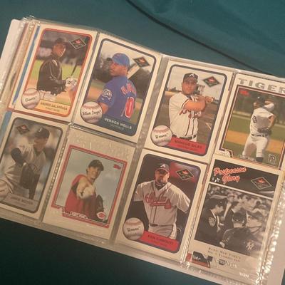 Binder Stuffed With 400 MLB Baseball Cards