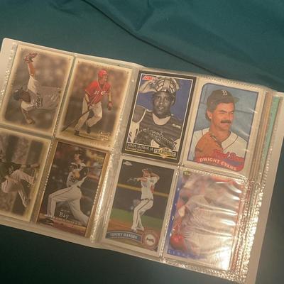 Binder Stuffed With 400 MLB Baseball Cards