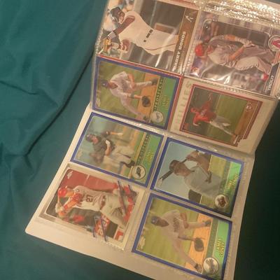 Binder Stuffed With 400 MLB Baseball Cards