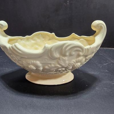 Blue Delft Plates and White/Cream mantle vase and a vintage White Moriyama planter