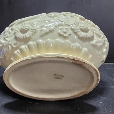 Blue Delft Plates and White/Cream mantle vase and a vintage White Moriyama planter