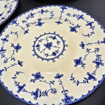 Blue Delft Plates and White/Cream mantle vase and a vintage White Moriyama planter